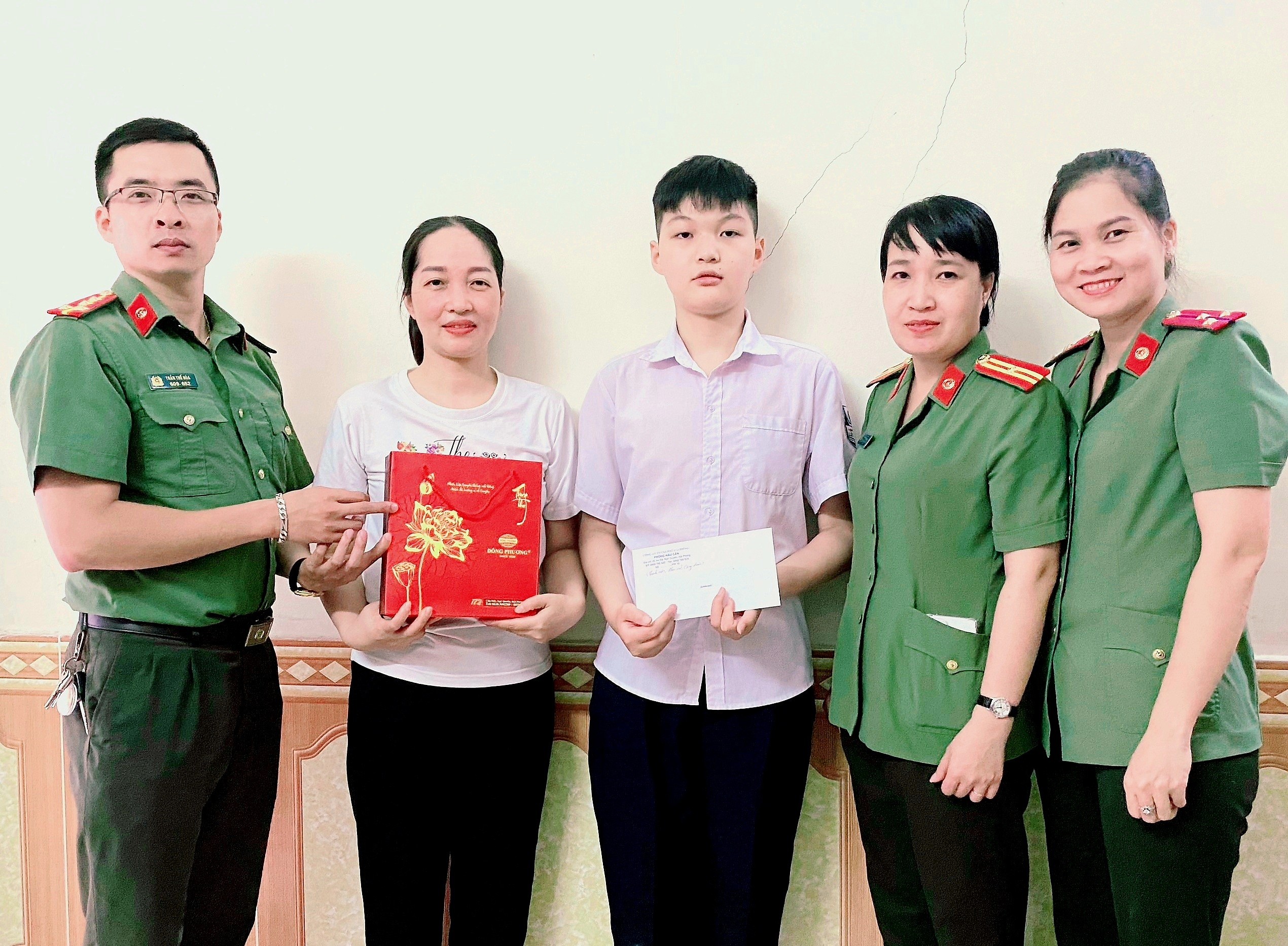 Phòng Hậu cần: Tặng quà Trung thu, động viên con CBCS trong đơn vị mắc bệnh hiểm nghèo